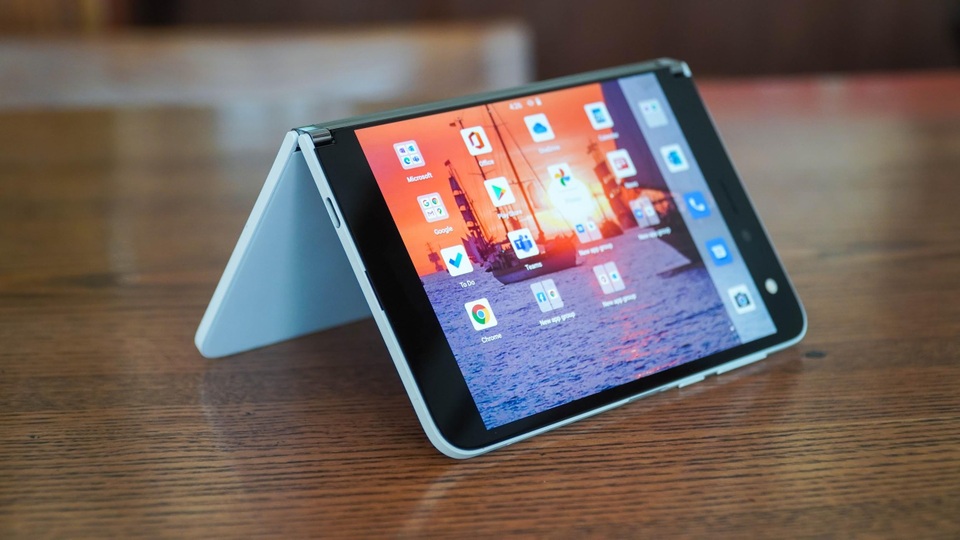 Smartphone hai màn hình của Microsoft về Việt Nam, giá từ 42 triệu đồng - 7