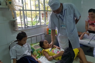 Vụ hàng trăm học sinh nhập viện sau khi uống sữa: Công ty cung cấp sữa không minh bạch