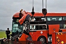 Ô tô khách tông xe container, cao tốc Hàm Nghi - Vũng Áng ùn tắc