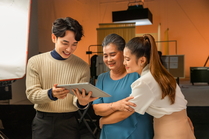 Tình cảm gia đình trong MV “Chạm gần thêm thương” của Trúc Nhân khiến người xem xúc động
