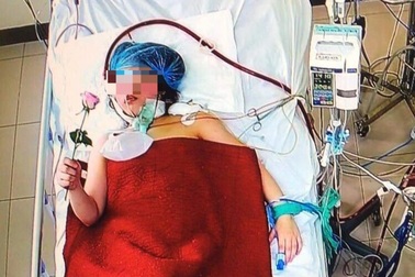 Bông hoa dành tặng mẹ con sản phụ mắc Covid-19 nặng được cứu sống