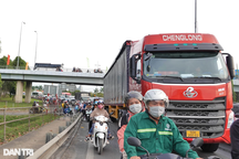 Người miền Tây len lỏi mọi nơi để vượt qua ùn tắc ở cầu Mỹ Thuận