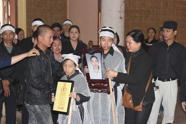 Ảnh tuần qua: Đám tang cho người nằm dưới sông Hồng