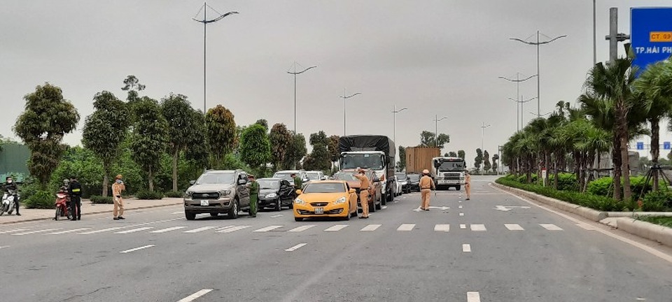 Hạ Long cách ly, nhiều phương tiện đến thành phố buộc phải quay đầu - 2 Hạ Long cách ly, nhiều phương tiện đến thành phố buộc phải quay đầu - 2