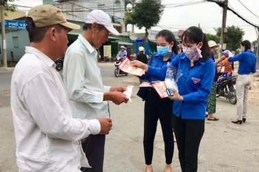 Thanh niên may khẩu trang, trao nhu yếu phẩm cho người bị cách ly