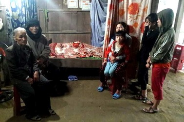 Va chạm với xe chở tôn, hai người bị tôn cứa ngang bụng chết thảm