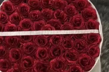 Bó hoa hồng sáp có 283 bông có giá 2.830.000 đồng.