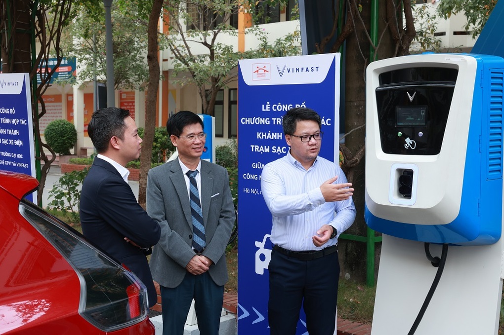 Trường đại học đầu tiên tại Hà Nội lắp đặt trạm sạc ô tô điện - 3 Trường đại học đầu tiên tại Hà Nội lắp đặt trạm sạc ô tô điện - 3