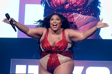 Ca sĩ giành 8 đề cử Grammy tự tin khoe thân hình "ngoại cỡ"