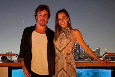 Nhan sắc cô bạn gái quyến rũ của tay đua Fernando Alonso