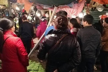 Thanh thép dài 2m phi từ trên cao xuống khu chợ đông người