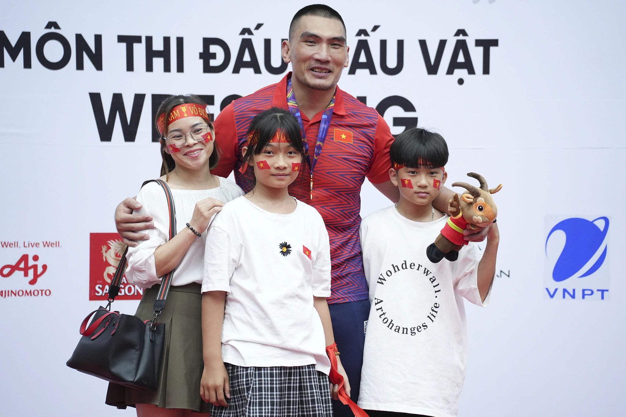 Chuyện tình đô vật Lạng Sơn 5 lần vô địch SEA Games với người vợ kém 77kg - 9 Chuyện tình đô vật Lạng Sơn 5 lần vô địch SEA Games với người vợ kém 77kg - 9