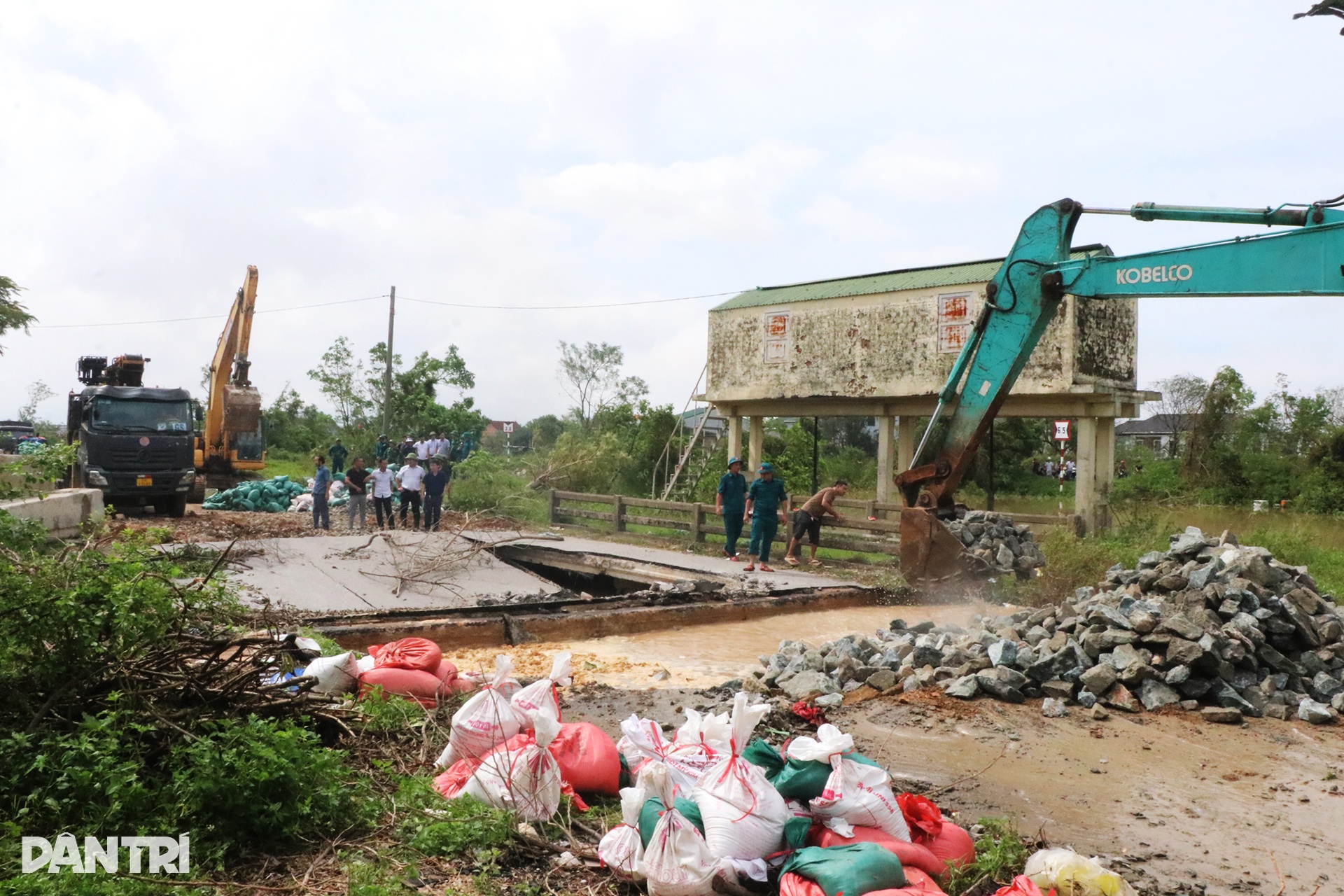 Đê sông Vinh liên tiếp bị sự cố, lực lượng chức năng căng sức vá đường - 5