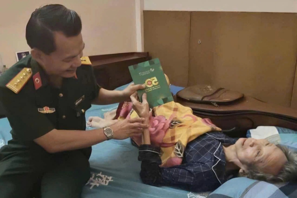Musiker The Hien erhält nach schwerer Krankheit besonderes Geschenk - 1 Nhạc sĩ Thế Hiển nhận món quà đặc biệt sau cơn bạo bệnh - 1