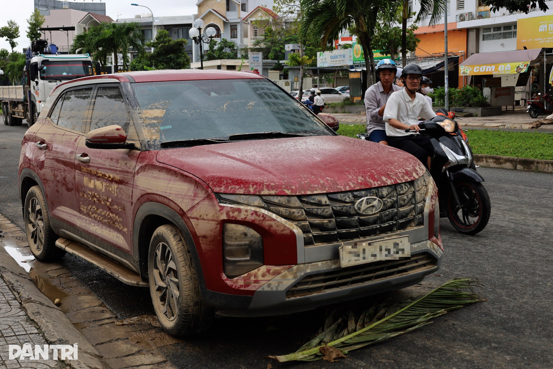 Cứu ô tô, xe máy ở Nha Trang sau lũ rút - 4 Cứu ô tô, xe máy ở Nha Trang sau lũ rút - 4