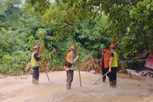 Huy động khẩn 30 người xử lý sự cố tràn bùn khi đào hầm metro ở Hà Nội
