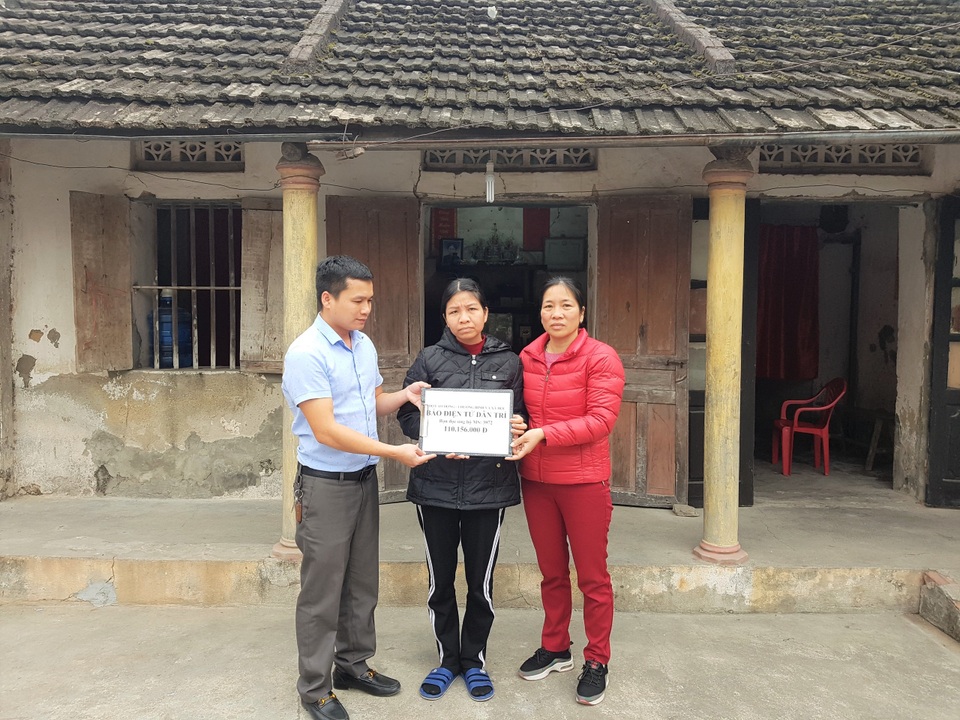 Bạn đọc giúp đỡ người phụ nữ hóa điên sau cái chết của chồng, con - 1 Bạn đọc giúp đỡ người phụ nữ hóa điên sau cái chết của chồng, con - 1