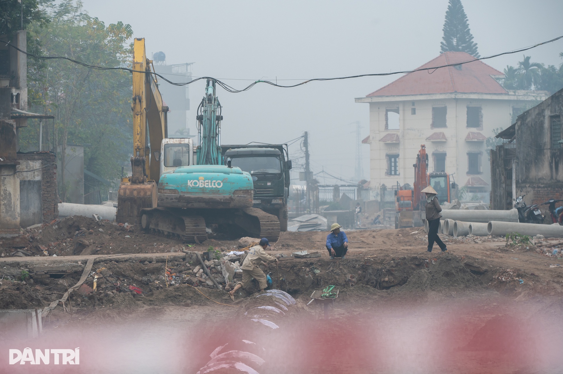 Trời Hà Nội mờ mịt trong ngày cuối năm, chất lượng không khí thấp báo động - 13 Trời Hà Nội mờ mịt trong ngày cuối năm, chất lượng không khí thấp báo động - 13