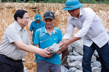 Thủ tướng: Nâng mức hỗ trợ, tạo phong trào xóa nhà tạm khắp cả nước