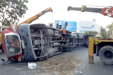 Xe "khủng" lật giữa vòng xoay, thùng container rơi xuống đường