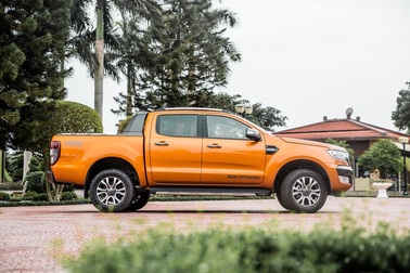 Thuế tăng, giá đội thêm 400 triệu đồng, xe bán tải hết cửa về Việt Nam