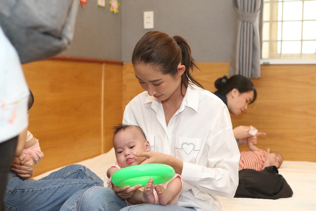 Lê Âu Ngân Anh, Diệu Ngọc mặc giản dị đi trao quà từ thiện - 10 Lê Âu Ngân Anh, Diệu Ngọc mặc giản dị đi trao quà từ thiện - 10