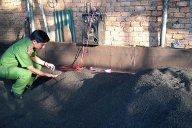 Kinh hoàng hàng chục tấn cà phê “nhuộm” pin chuẩn bị xuất xưởng