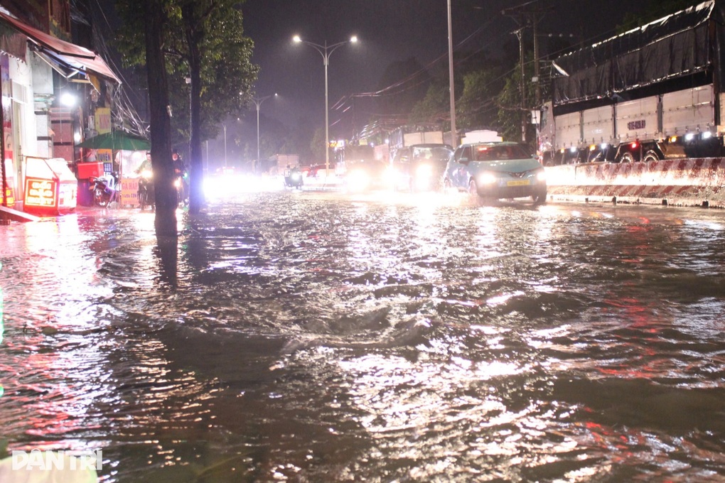 Cơn mưa lớn kéo dài 3 giờ, nhiều nơi ở Bình Dương ngập nặng - 1