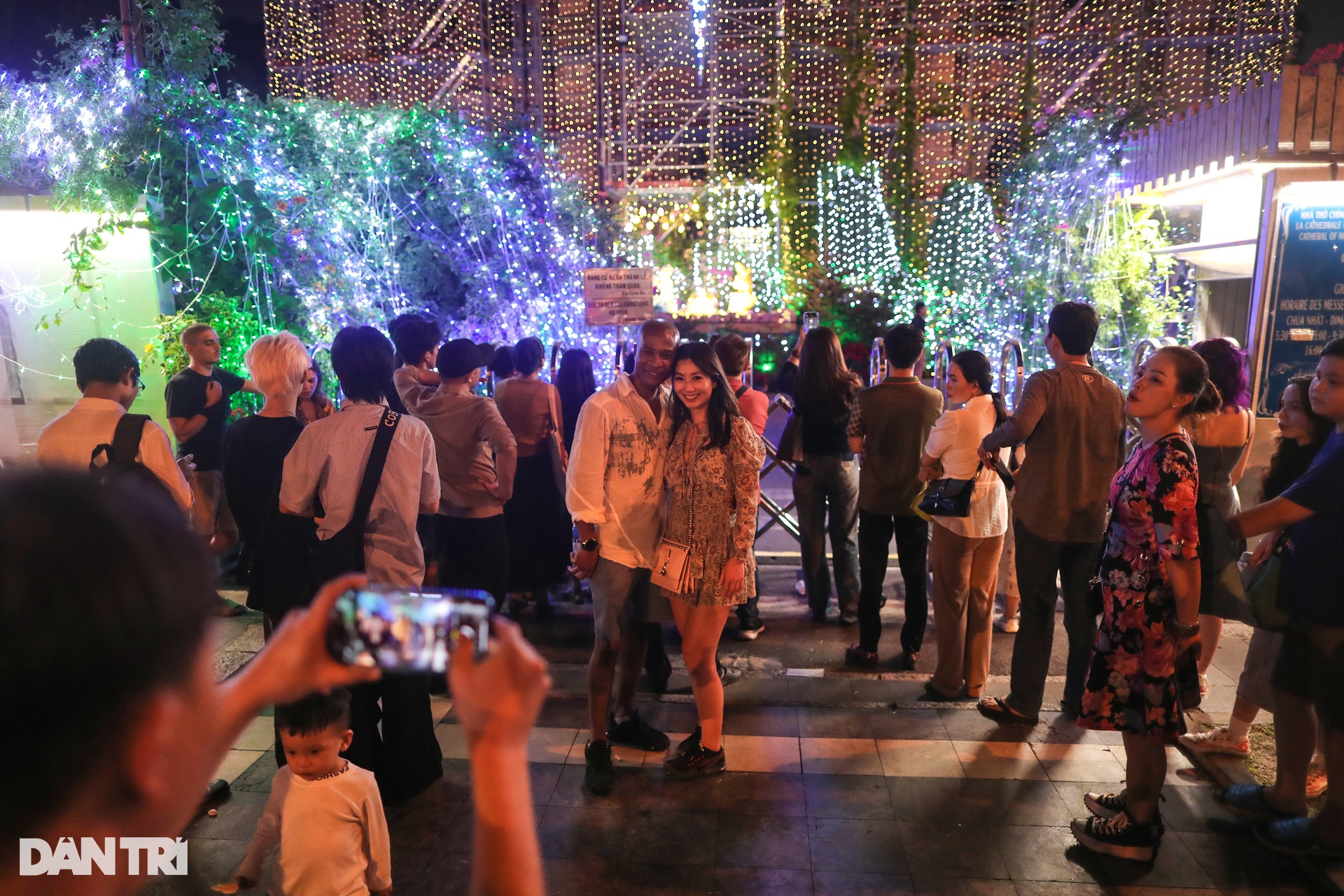 Many young people waited all night to enter Notre Dame Cathedral to celebrate Christmas - 9