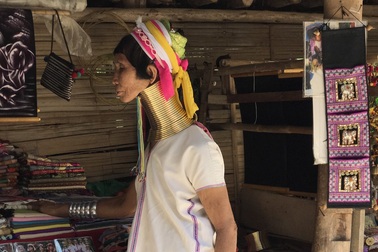 Ngôi làng của những phụ nữ cổ dài