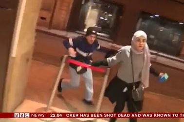 Cảnh hoảng loạn tại hiện trường vụ xả súng khủng bố Paris