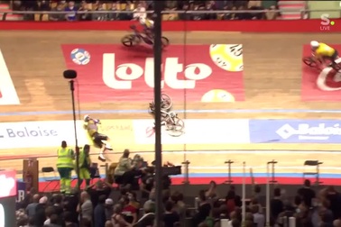 Cua rơ tạt đầu, khiến đối thủ bị tai nạn nghiêm trọng