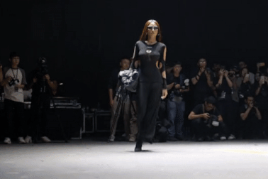 "Búp bê da mật ong" của Hoa hậu Hoàn vũ Việt Nam 2022 catwalk thần thái