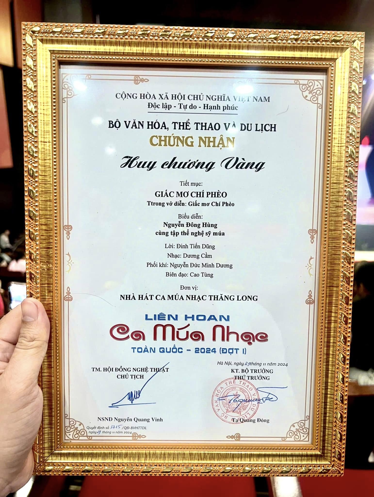Đông Hùng: Từng gặp biến cố gia đình, hát ca khúc 4 tỷ lượt xem gây sốt - 5 Đông Hùng: Từng gặp biến cố gia đình, hát ca khúc 4 tỷ lượt xem gây sốt - 5