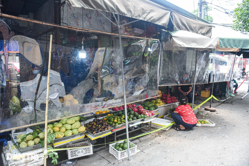 Chợ Hà Nội lắp hàng rào bảo vệ trong suốt phòng dịch Covid-19 - 1 Chợ Hà Nội lắp hàng rào bảo vệ trong suốt phòng dịch Covid-19 - 1