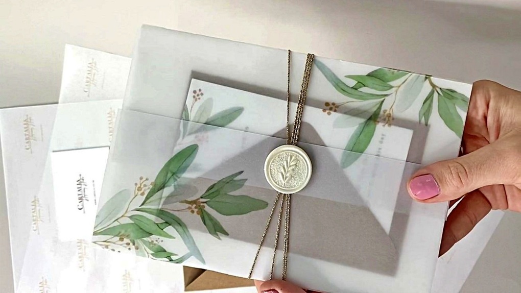 Bóc quà cưới của người yêu cũ, tôi bàng hoàng không dám cho chồng xem - 1