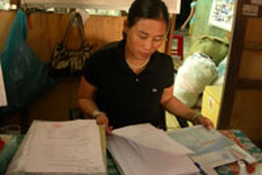 Người mẹ ấp ôm những đứa trẻ khuyết tật