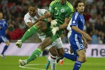 Theo Walcott bị nghi ngờ gẫy xương sườn