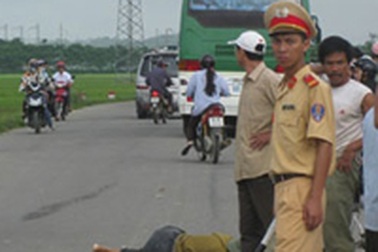 Hà Tĩnh: Cụ già 76 tuổi bị xe biển Lào tông chết  