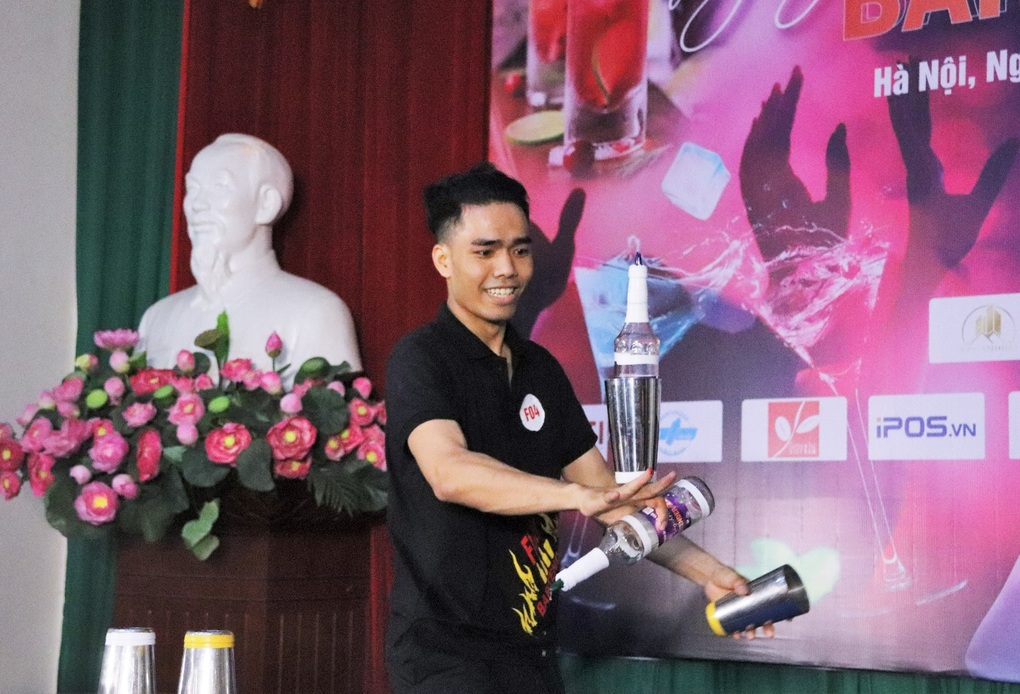 Bartender thể hiện kỹ năng nghề, vừa nhảy múa vừa pha chế - 4 Bartender thể hiện kỹ năng nghề, vừa nhảy múa vừa pha chế - 4
