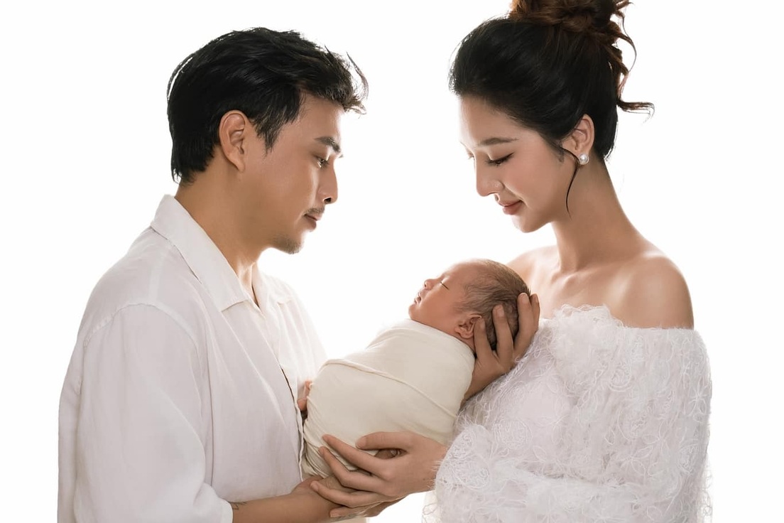 Hồ Quang Hiếu tuổi 42: Viên mãn bên vợ kém 17 tuổi, bỡ ngỡ làm "bố bỉm sữa"