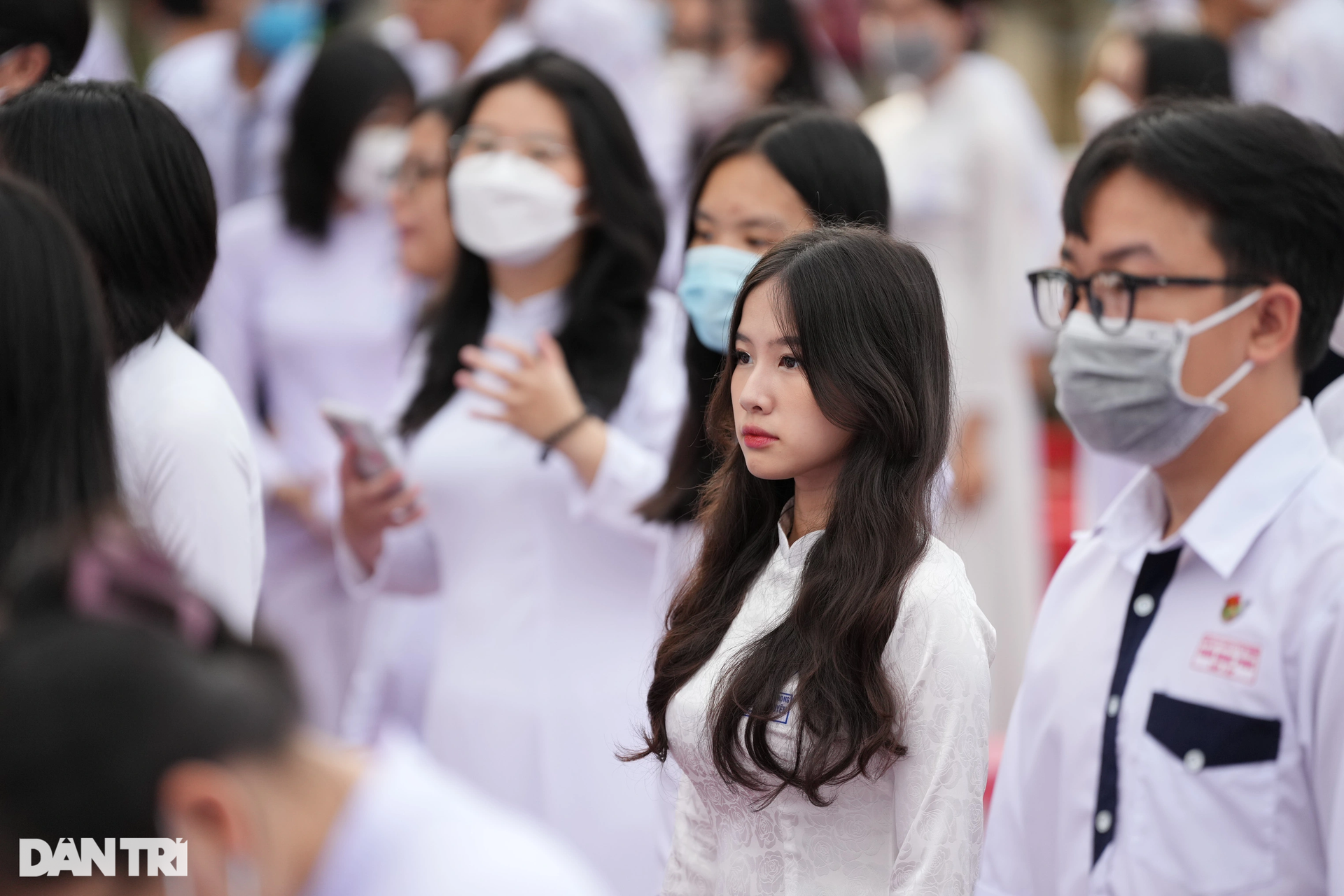 Phụ huynh miền Tây ôm hôn, động viên con trong ngày khai giảng năm học mới - 16 Phụ huynh miền Tây ôm hôn, động viên con trong ngày khai giảng năm học mới - 16
