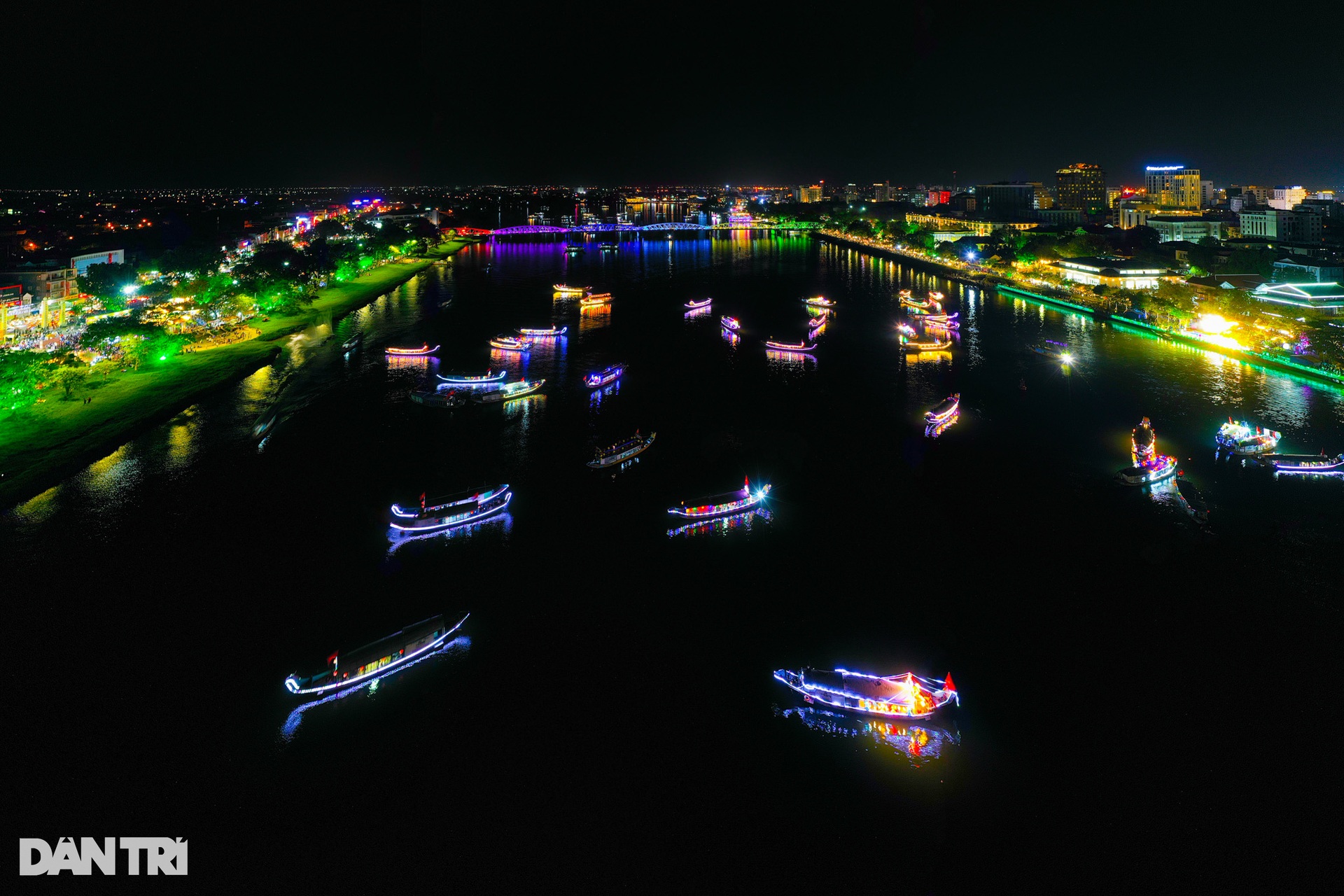 Sông Hương rực rỡ sắc màu trong đêm Tri ân dòng Hương - 1 Sông Hương rực rỡ sắc màu trong đêm Tri ân dòng Hương - 1