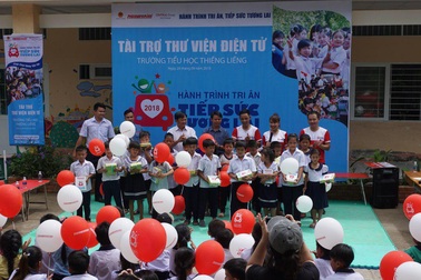 Nguyễn Kim ba năm xuyên việt hỗ trợ giáo dục cho trẻ em nghèo