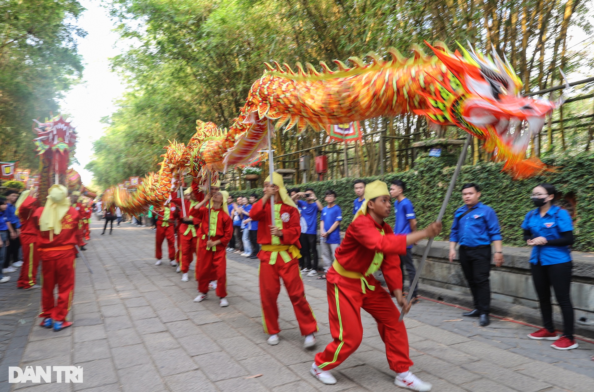 Người dân TPHCM xếp hàng dài dâng hương giỗ Tổ Hùng Vương. - 4