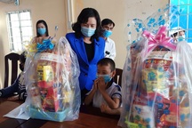 Dừng Tết quân dân vì dịch Covid-19, trẻ em khó khăn vẫn có quà ăn Tết