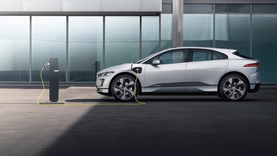 Jaguar I-Pace thông minh hơn, sạc điện nhanh hơn - 1 Jaguar I-Pace thông minh hơn, sạc điện nhanh hơn - 1