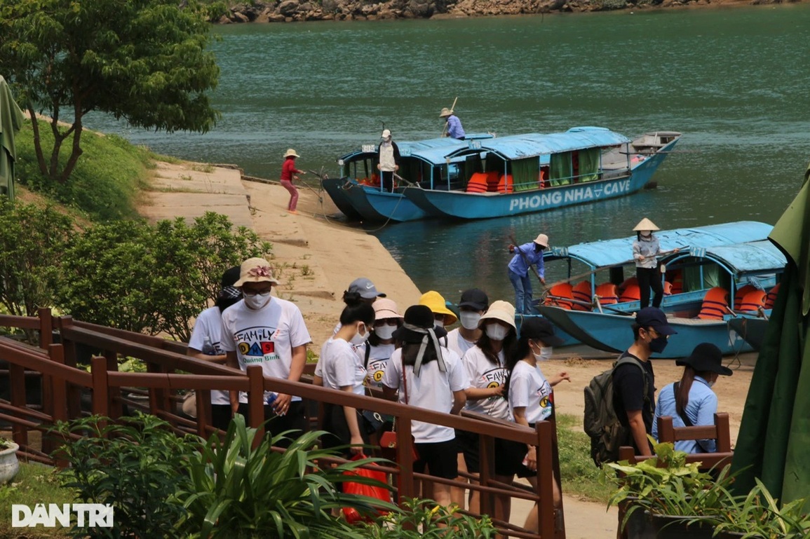 Du khách nườm nượp đổ về Phong Nha - Kẻ Bàng dịp Giỗ Tổ - 2 Du khách nườm nượp đổ về Phong Nha - Kẻ Bàng dịp Giỗ Tổ - 2