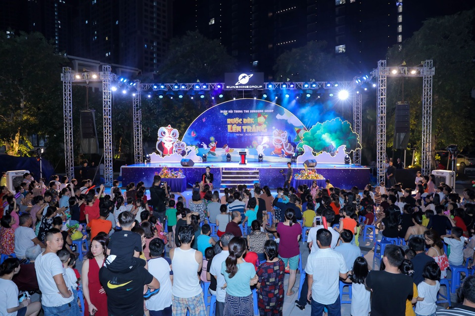 Cư dân nhí tưng bừng ‘Rước đèn lên trăng” trong đêm hội Trung thu của Sunshine Group - 3 Cư dân nhí tưng bừng ‘Rước đèn lên trăng” trong đêm hội Trung thu của Sunshine Group - 3