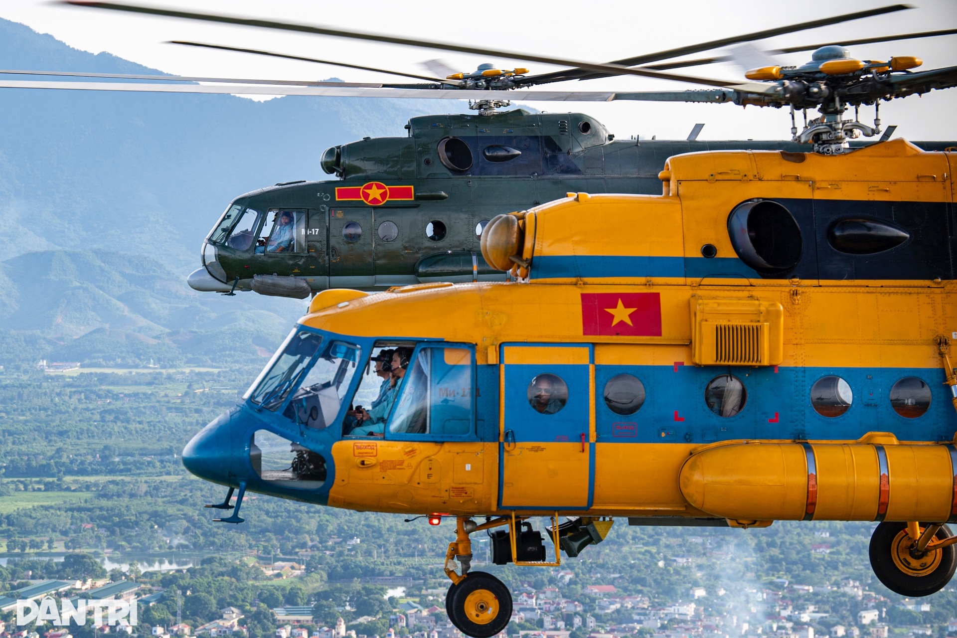 Không quân bay lượn ghép đội hình trực thăng phục vụ đại lễ A80 - 10 Không quân bay lượn ghép đội hình trực thăng phục vụ đại lễ A80 - 10